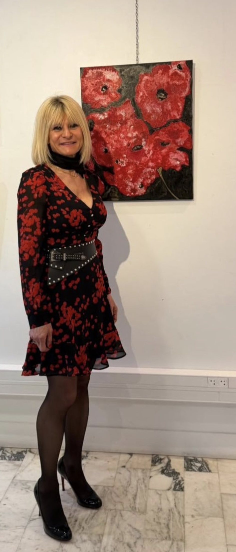 L’artiste devant Coquelicots, Galerie Rancilio, Saint-Mandrier